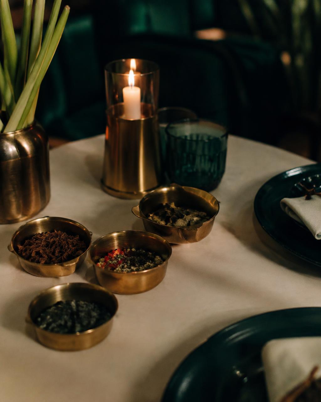 Table aux chandelles avec coupelles d'épices en laiton